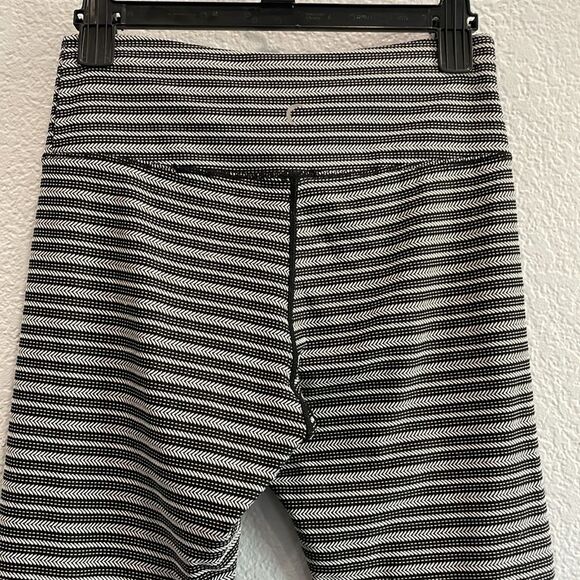 Zyia Active Black White Stripe Aztec Adrenaline 7/8 24" Leggings Size 6-8 - Picture 6 of 9